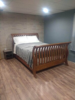 5 bedrooms, desk, WiFi, bed sheets