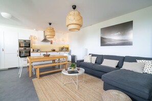 Fernseher, Kamin, Bücher