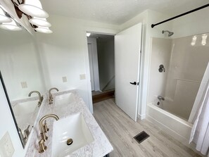 淋浴/盆浴组合、吹风机、毛巾、肥皂