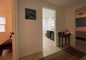 3 عدّة غرف نوم ومكتب ومكواة/لوح كي وسرير سفر