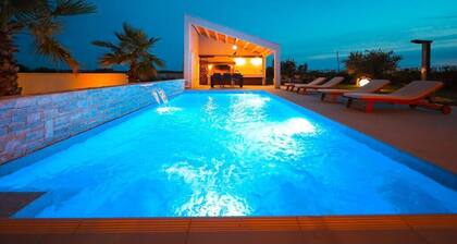 Villa Petra - Luxury Villa w Pool, Sauna & Tennis Court