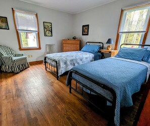 2 bedrooms, iron/ironing board, bed sheets