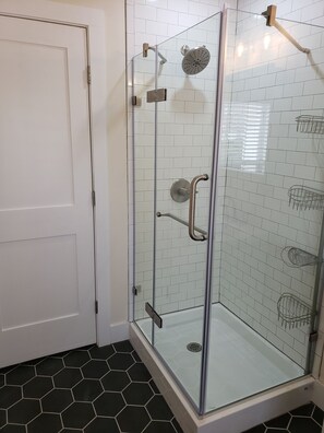 Combined shower/tub, towels, soap, toilet paper