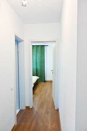 2 室のベッドルーム、デスク、アイロン / アイロン台、WiFi