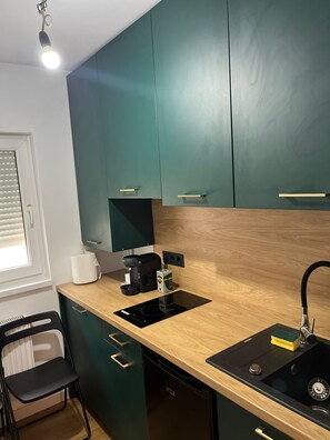 Fridge, microwave, oven, coffee/tea maker
