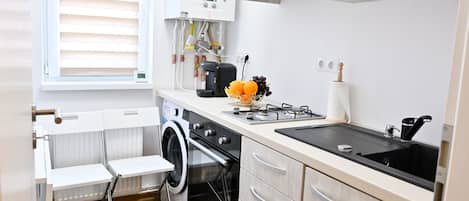 Een koelkast, een microgolfoven, een oven