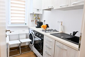 Réfrigérateur, micro-ondes, four, cafetière/bouilloire