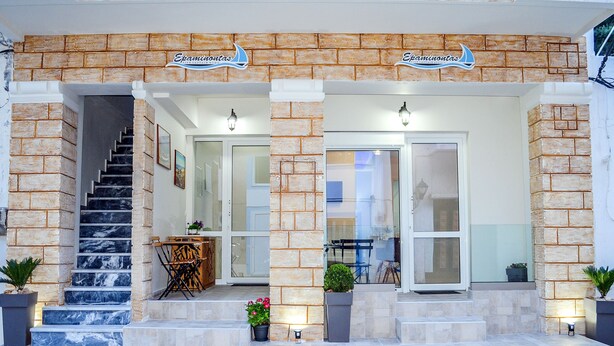Un edificio con fachada de ladrillo, una escalera que conduce a una entrada y un letrero que dice "Espanautas".