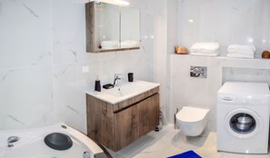 Whirlpool, Haartrockner, Bademäntel, Handtücher