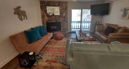 1st Floor Condo Near Lifts. Sleeps 8. Updated!