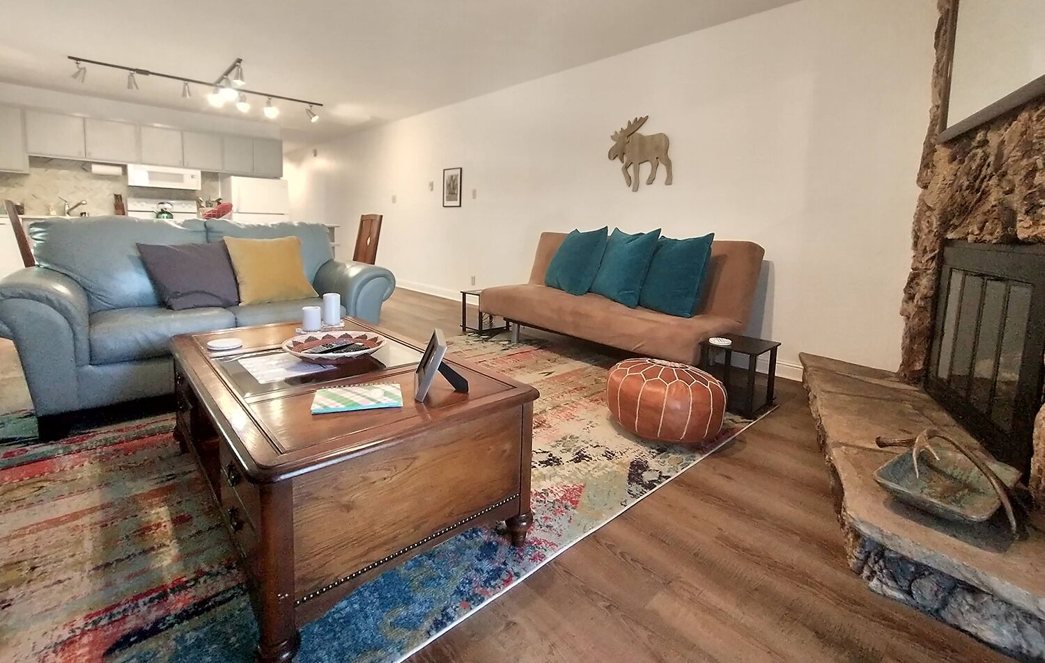 TV connectée, cheminée, livres