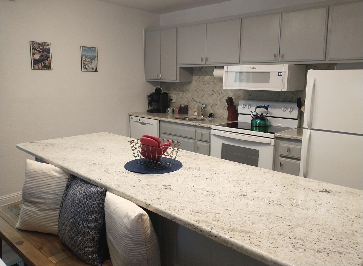 Réfrigérateur, micro-ondes, four, plaque de cuisson