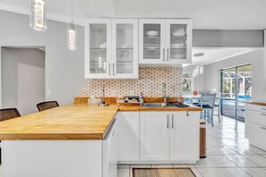 Kjøleskap, mikrobølgeovn, ovn og kokeplater