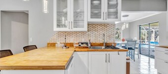 TROPICAL FAMILY OASIS ON CANAL-PET FRIENDLY