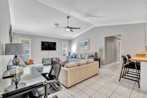 Smart TV, books - TROPICAL FAMILY OASIS ON CANAL-PET FRIENDLY (Port Charlotte)