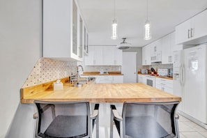 Fridge, microwave, oven, stovetop - TROPICAL FAMILY OASIS ON CANAL-PET FRIENDLY (Port Charlotte)