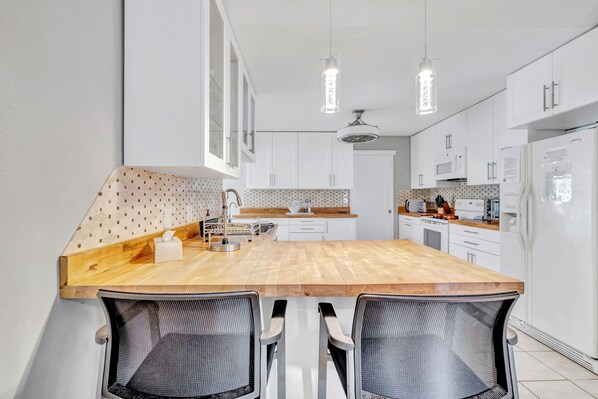 Kjøleskap, mikrobølgeovn, ovn og kokeplater