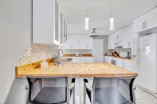 TROPICAL FAMILY OASIS ON CANAL-PET FRIENDLY