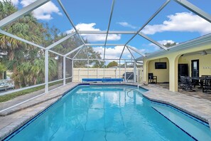 Una piscina al aire libre, una piscina climatizada