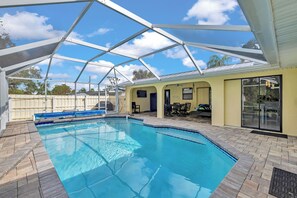 Utendørsbasseng og et oppvarmet basseng