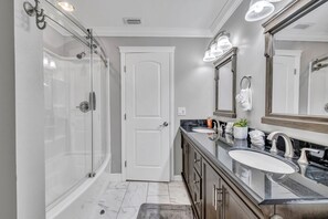 Ducha y bañera combinadas, secador de pelo, toallas y jabón