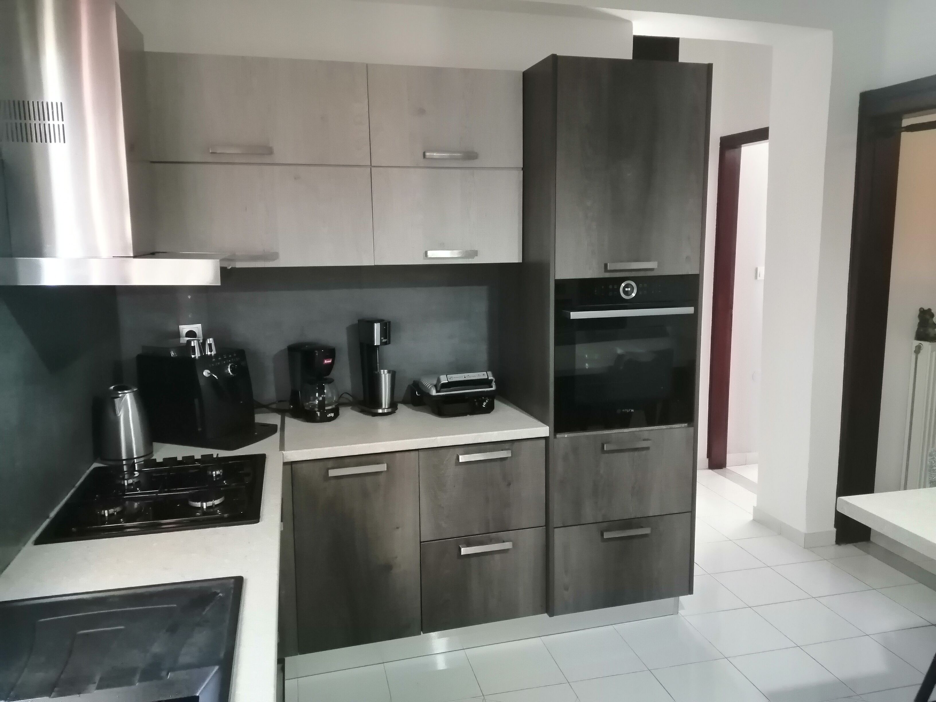 Een koelkast, een magnetron, een oven, een koffiezetapparaat/waterkoker