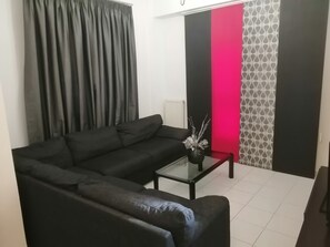 Flatskjerm-TV, videospill, musikkbibliotek og stereoanlegg