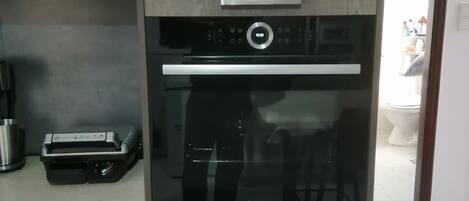 Frigorífico, microondas, horno y cafetera o tetera