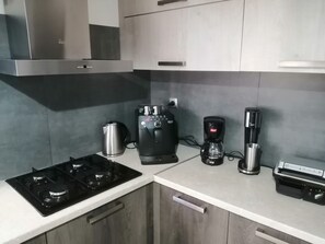 Fridge, microwave, oven, coffee/tea maker