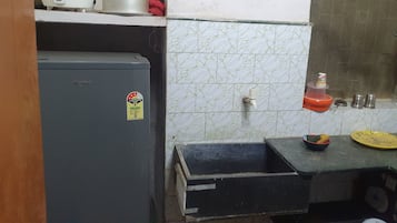 Combinació de dutxa i banyera, xampú i paper higiènic