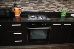 Microwave, cookware/dishes/utensils