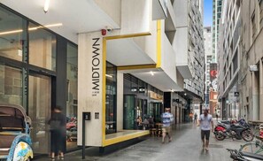 Ducha, secador de pelo, toallas y jabón