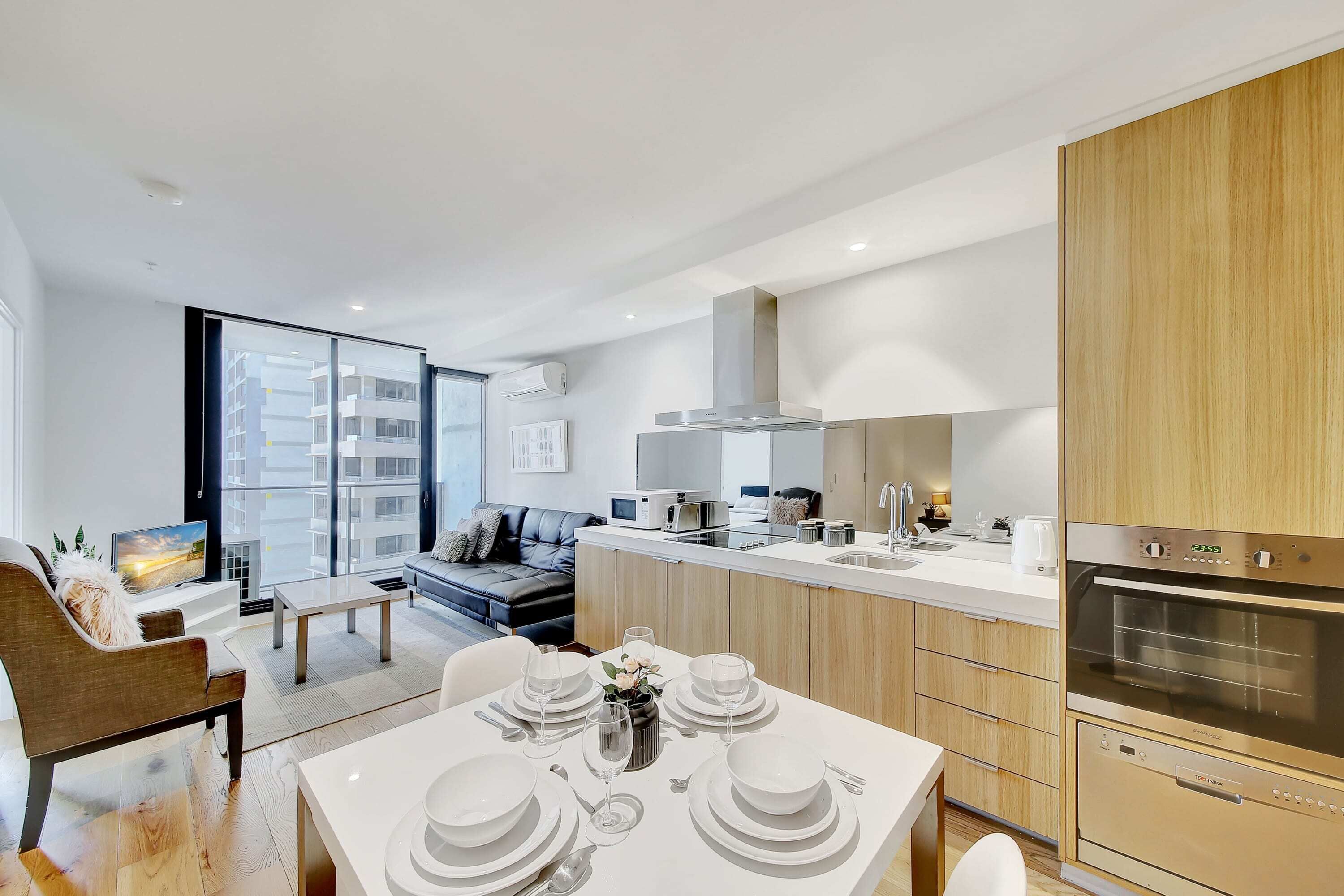 Modern 2BR Apt Next To Southern Cross, City Views