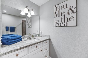 Combined shower/tub, hair dryer, towels, soap - THE SEAESTA SHACK-COLORADO RIVER-LIGHTED FISHING PIER-STARLINK WIFI-SLEEPS 9 (Matagorda)