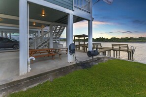 Outdoor dining - THE SEAESTA SHACK-COLORADO RIVER-LIGHTED FISHING PIER-STARLINK WIFI-SLEEPS 9 (Matagorda)