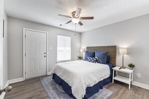 3 bedrooms, travel crib, free WiFi, bed sheets - THE SEAESTA SHACK-COLORADO RIVER-LIGHTED FISHING PIER-STARLINK WIFI-SLEEPS 9 (Matagorda)