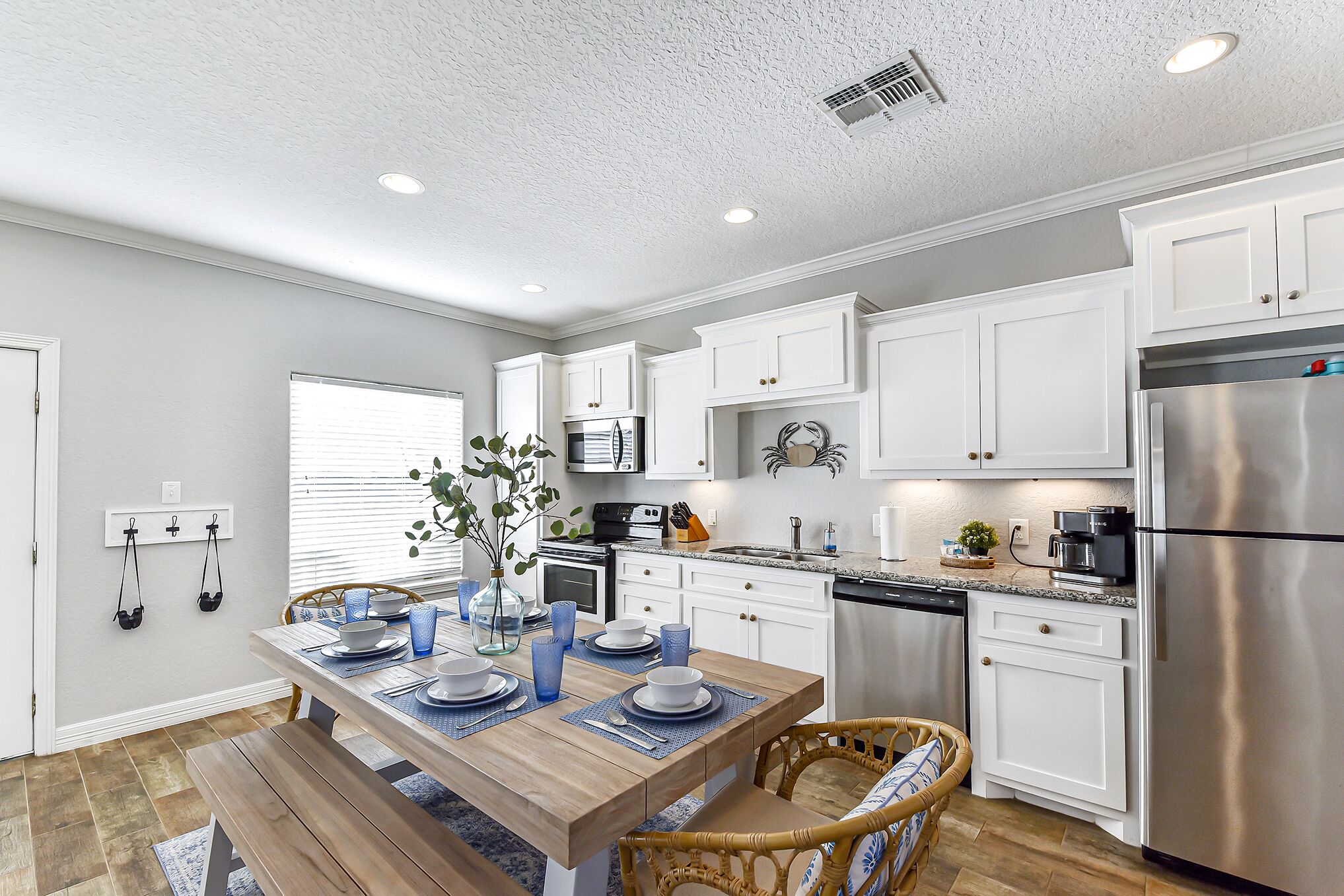 Køleskab, mikrobølgeovn, ovn, kogeplade