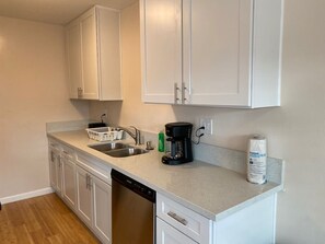 Fridge, microwave, oven, stovetop - Westside turnkey 2 bd apt #2 (Culver City)