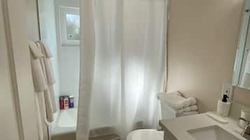 Sèche-cheveux, serviettes fournies