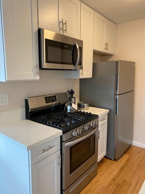 Een koelkast, een magnetron, een oven, een kookplaat