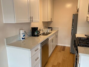 Refrigerador, microondas, horno, placa de cocina