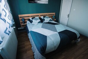 3 bedrooms, iron/ironing board, WiFi, bed sheets