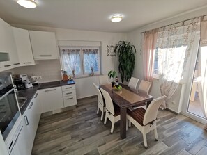 Kühlschrank, Mikrowelle, Ofen, Herdplatte