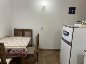 Refrigerador con freezer, microondas, horno, tostadora