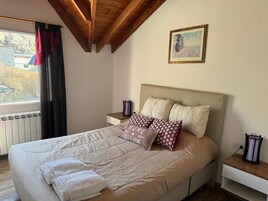 Comfort Apartment, 2 Bedrooms, Mountain View, Mountainside | Laptop workspace, soundproofing, free WiFi