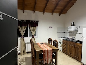 Refrigerador con freezer, microondas, horno, tostadora