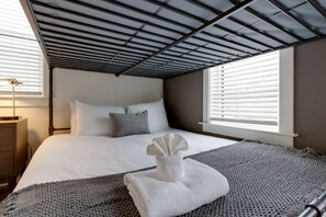 4 室のベッドルーム、デスク、アイロン / アイロン台、旅行用ベビーベッド