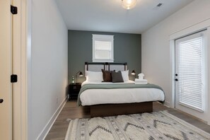 4 室のベッドルーム、デスク、アイロン / アイロン台、旅行用ベビーベッド