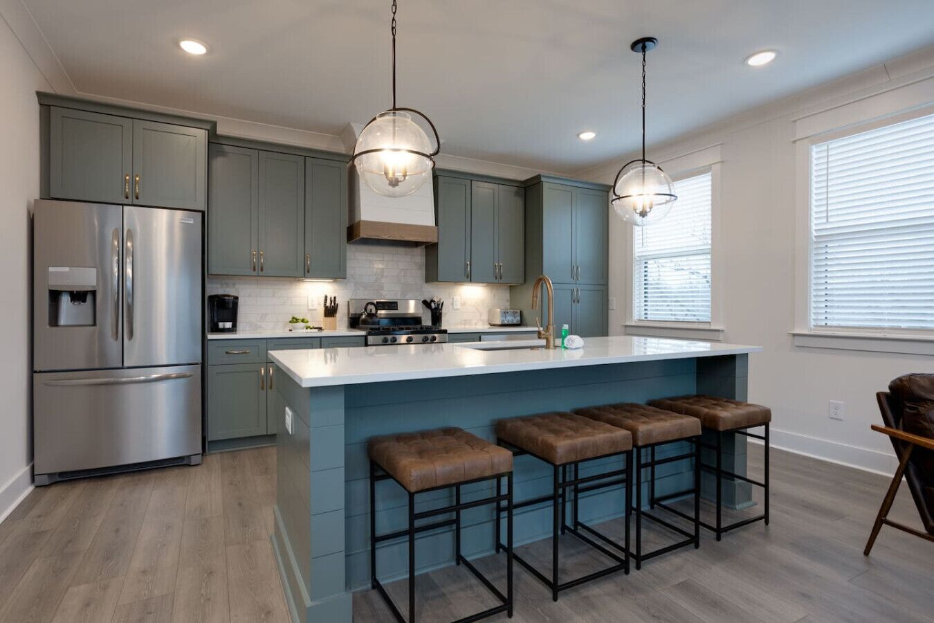 Een koelkast, een microgolfoven, een kookplaat, een vaatwasser