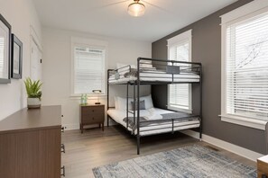 4 habitaciones, escritorio y tabla de planchar con plancha 